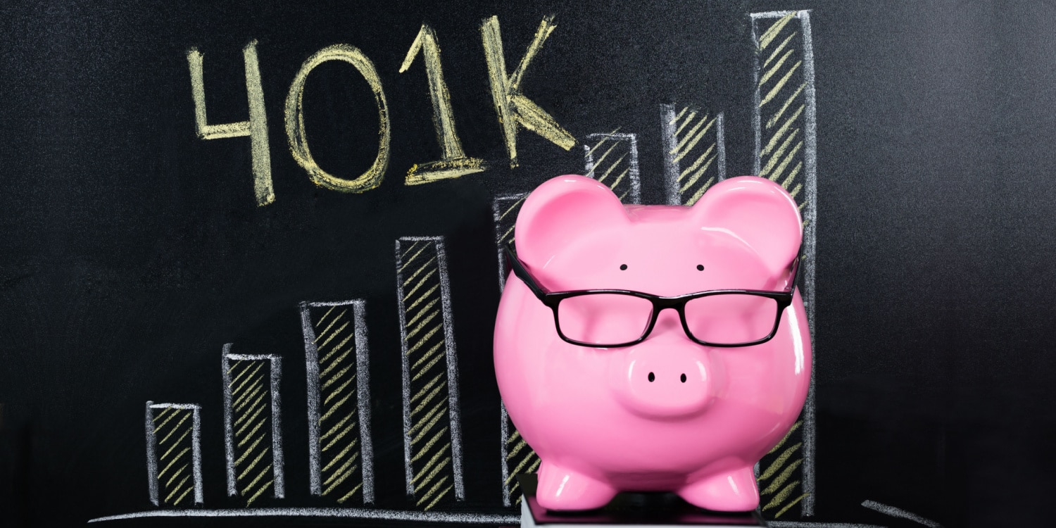 A piggy bank in front of a chalkboard that says 401k